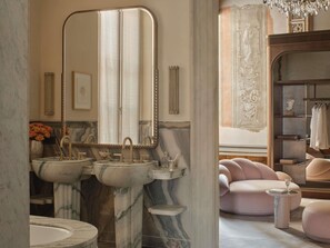 Suite, 1 cama matrimonial (Orient Express) | Minibar, caja de seguridad en la habitación y insonorización 