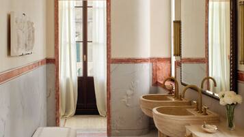 Haartrockner, Hausschuhe, Bidet, Handtücher