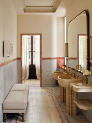 Hair dryer, slippers, bidet, towels - Orient Express Venezia (Venice)