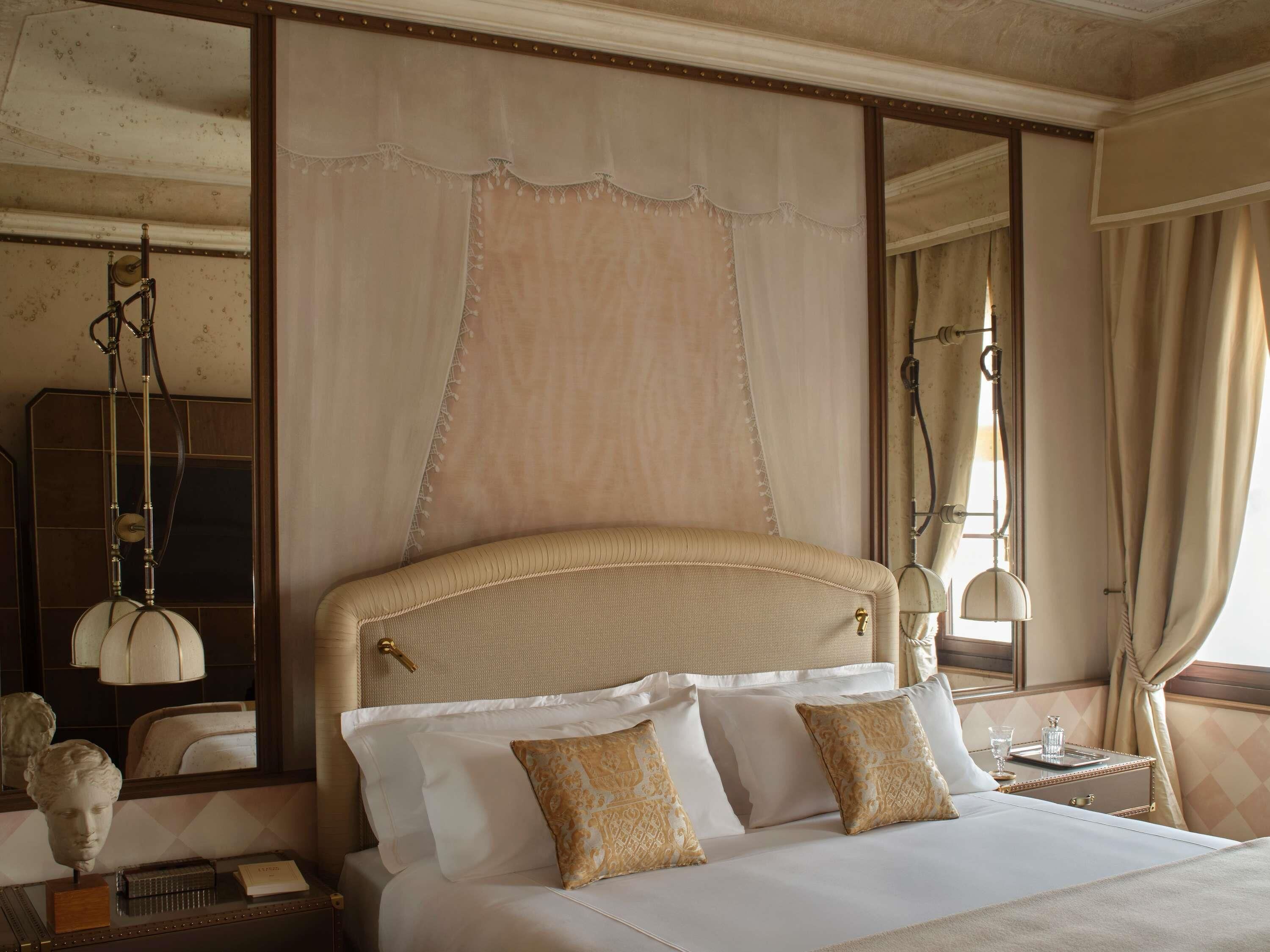 Habitación superior, 1 cama King size | Minibar, caja de seguridad en la habitación y insonorización 