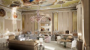 Une chambre luxueuse, agrémentée d’un magnifique lustre, de meubles élégants et de décorations murales raffinées.