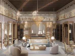Un intérieur luxueux agrémenté d’un magnifique lustre, d’un plafond orné et d’œuvres d’art classiques.