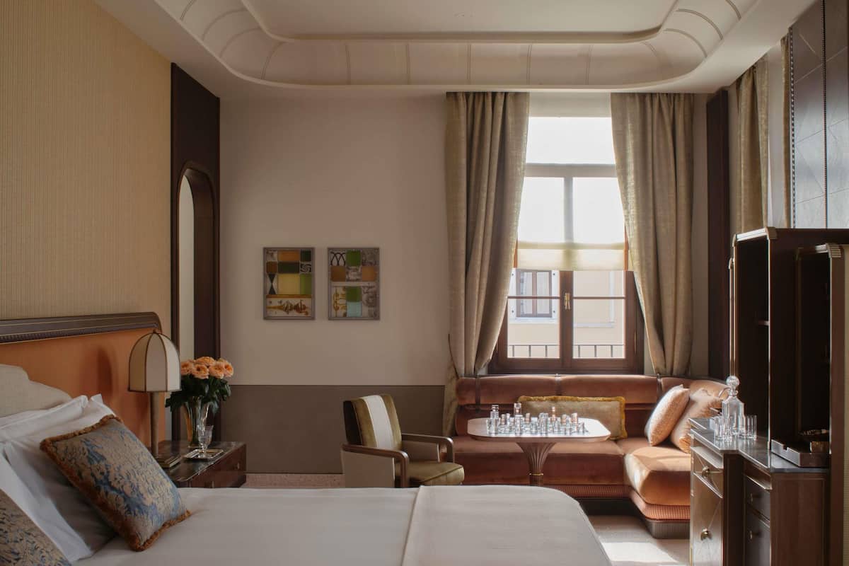 普通套房, 1 張特大雙人床 | 迷你吧、客房內保險箱、隔音、熨斗/熨衣板