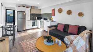 Een modern appartement met keuken, eetgedeelte en woonkamer.