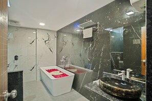 Ducha, toallas, jabón y champú