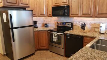 Fridge, microwave, stovetop, dishwasher