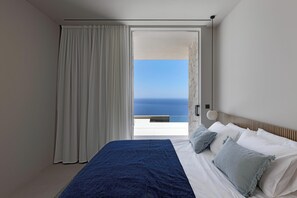 3 bedrooms, iron/ironing board, travel cot, free WiFi