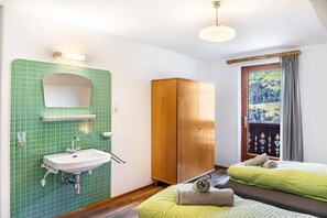 4 bedrooms, WiFi, bed sheets - Open holiday apartment with private kitchen, terrace and Wi-Fi (Hainzenberg)