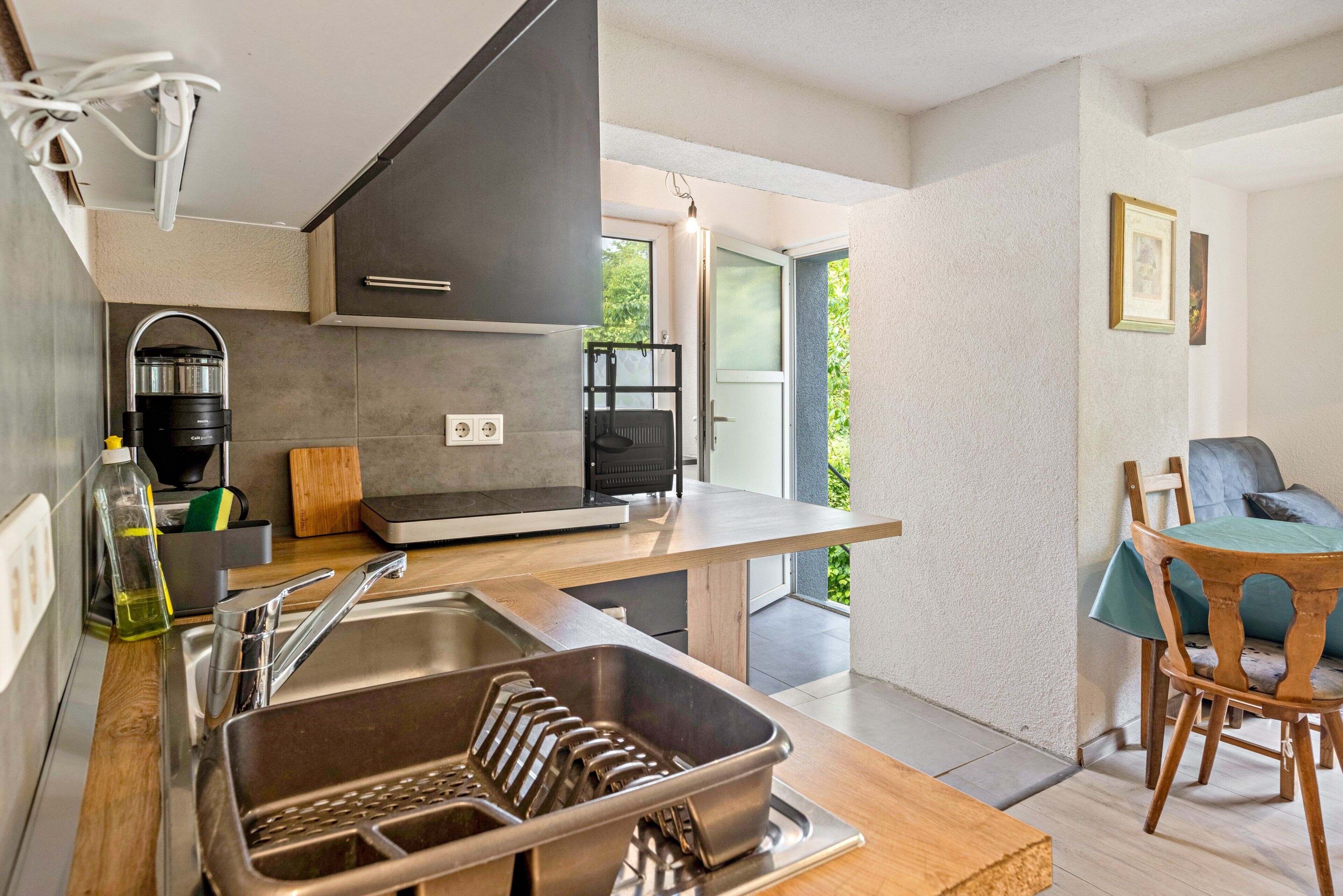 Coffee/tea maker, fridge, oven, stovetop