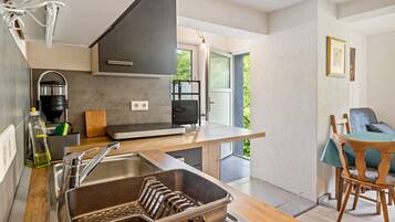 Coffee/tea maker, fridge, oven, stovetop