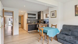 Een knus verblijf met een eethoek, kitchenette en een zithoek.