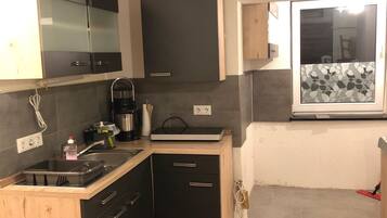 Kühlschrank, Ofen, Herdplatte, Wasserkocher mit Kaffee-/Teezubehör