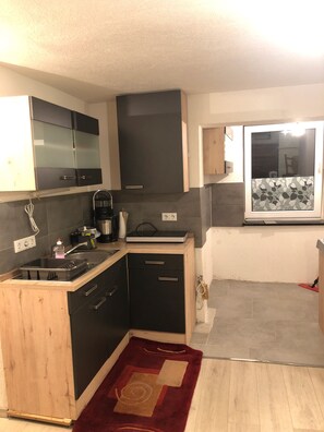 Fridge, oven, stovetop, coffee/tea maker