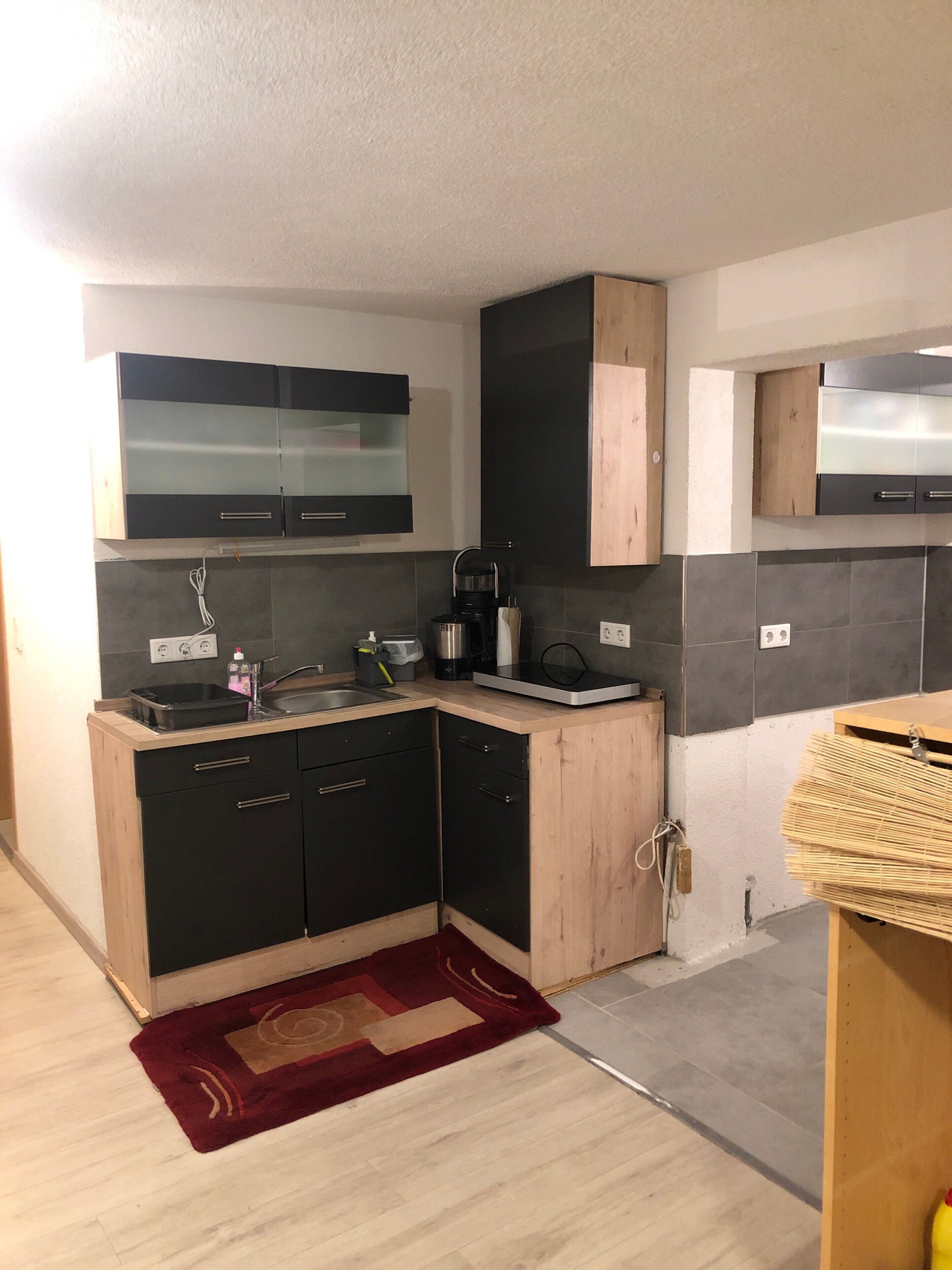 Fridge, oven, stovetop, coffee/tea maker