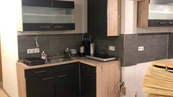 Fridge, oven, stovetop, coffee/tea maker