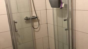 Een douche, handdoeken