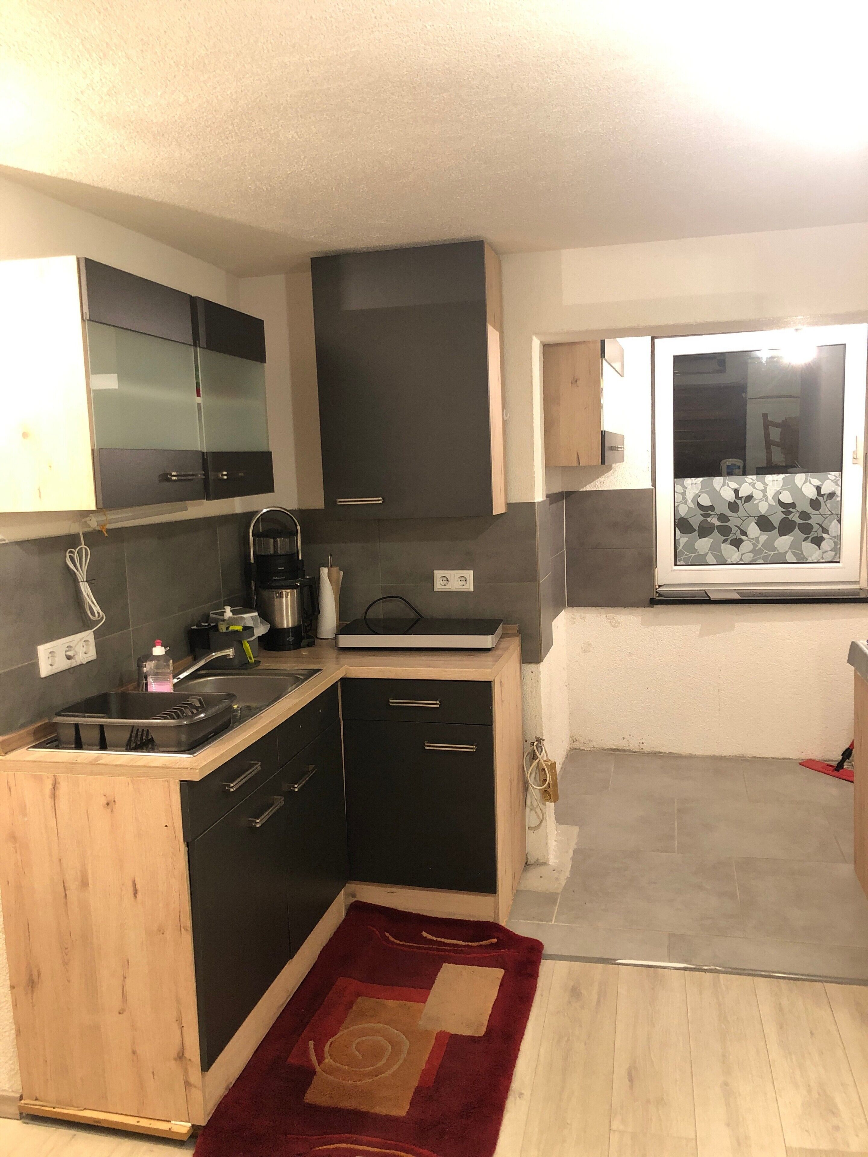 Een koelkast, een oven, een kookplaat, een koffiezetapparaat/waterkoker