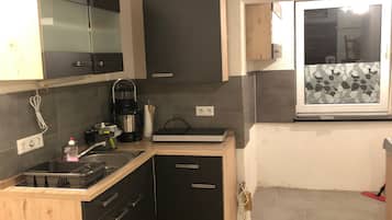 Een koelkast, een oven, een kookplaat, een koffiezetapparaat/waterkoker