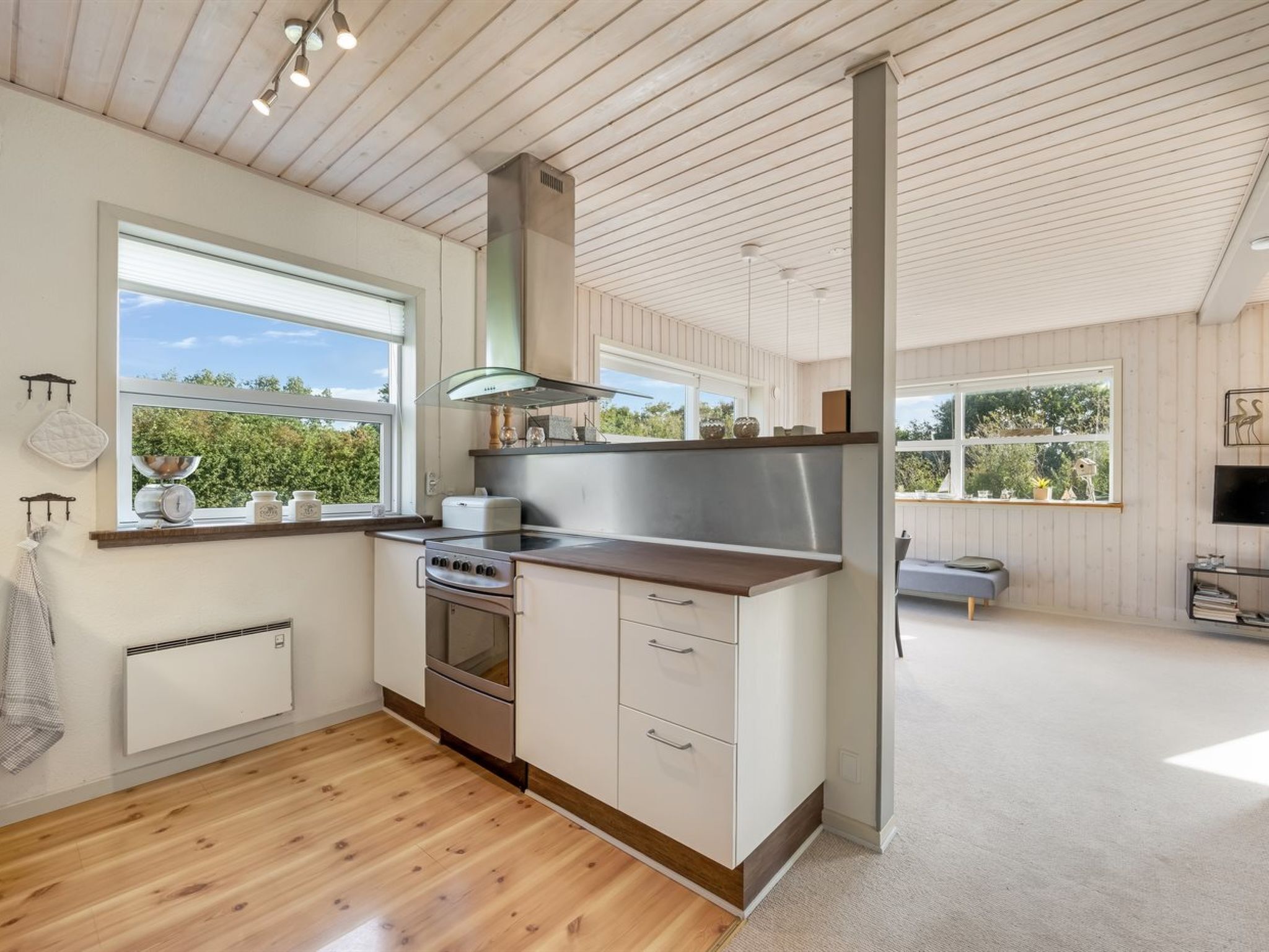 Réfrigérateur, batterie de cuisine, vaisselle et ustensiles