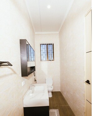 Toallas, jabón, papel de baño 