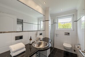 淋浴设施、吹风机、肥皂