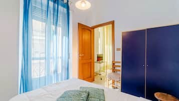 2 habitaciones, escritorio y tabla de planchar con plancha