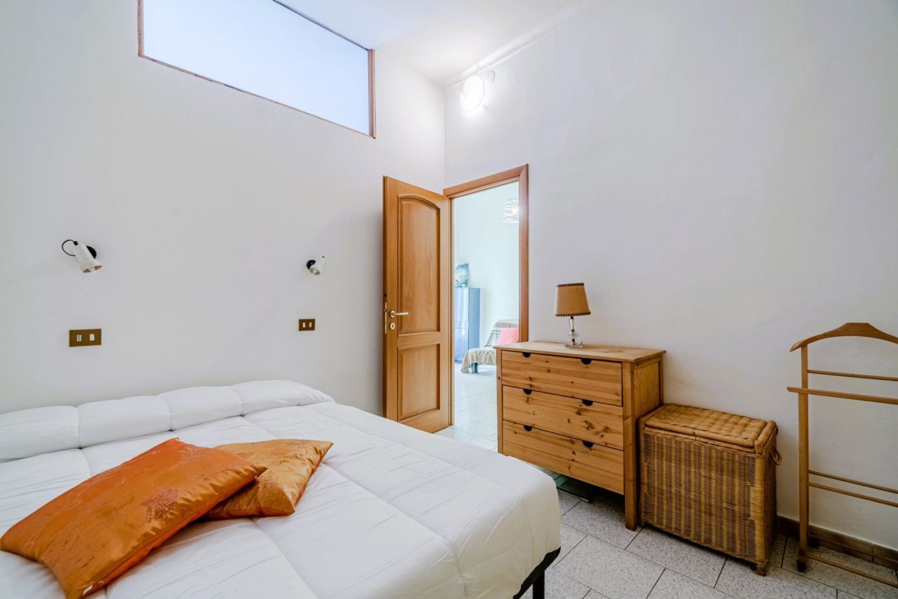 2 slaapkamers, een bureau, een strijkplank/strijkijzer