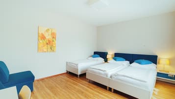 Basic-Dreibettzimmer, Blick auf die Anlage | Zimmersafe, Schreibtisch, laptopgeeigneter Arbeitsplatz