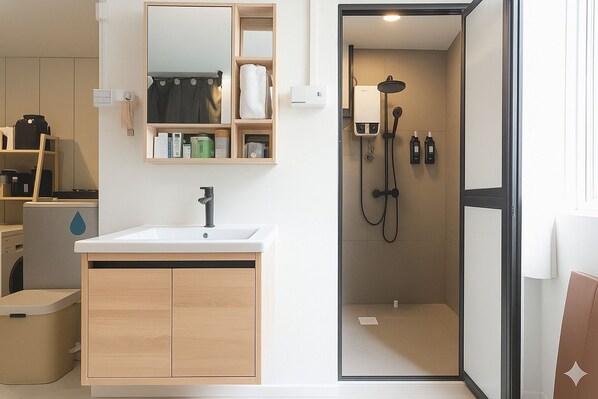 Comfort Shared Dormitory | Bathroom | Bidet, towels - CoZzzee Hostel (Singapore)