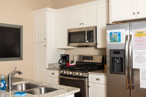 Réfrigérateur, micro-ondes, four, plaque de cuisson