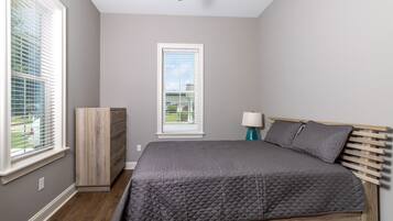 4 bedrooms, desk, free WiFi, bed sheets