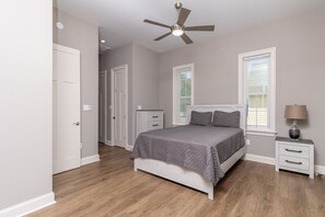 4 عدّة غرف نوم ومكتب وواي فاي مجانًا وملاءات أسرّة