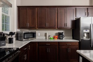 冰箱、微波炉、烤箱、炉灶