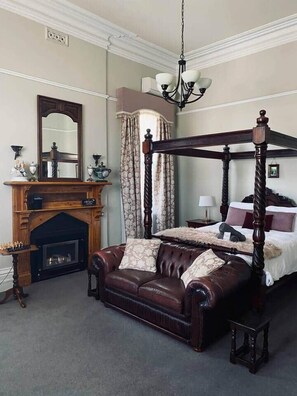 5 bedrooms, iron/ironing board, WiFi, bed sheets