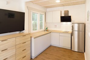 Family Cottage, 2 Bedrooms (Viki) | Dapur peribadi | Peti sejuk/penyejuk beku saiz penuh, dapur, mesin basuh pinggan mangkuk 