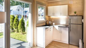 Private kitchen | Full-sized fridge, stovetop, dishwasher, high chair