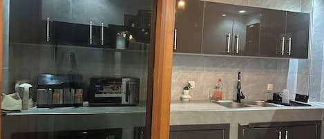 Frigorifero, microonde, forno, piano cottura