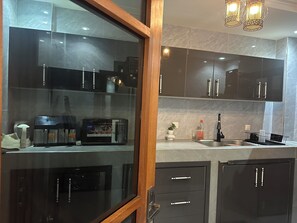 Geladeira, micro-ondas, fogão, cooktop