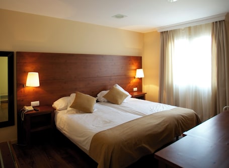 Twin Room | In-room safe, desk, soundproofing, free WiFi. HOTEL DEL CARME