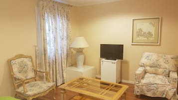 Habitación triple | Caja de seguridad en la habitación, escritorio y insonorización