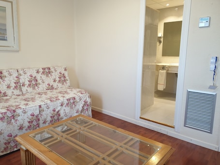 Economy Quadruple Room | In-room safe, desk, soundproofing, free WiFi. HOTEL DEL CARME