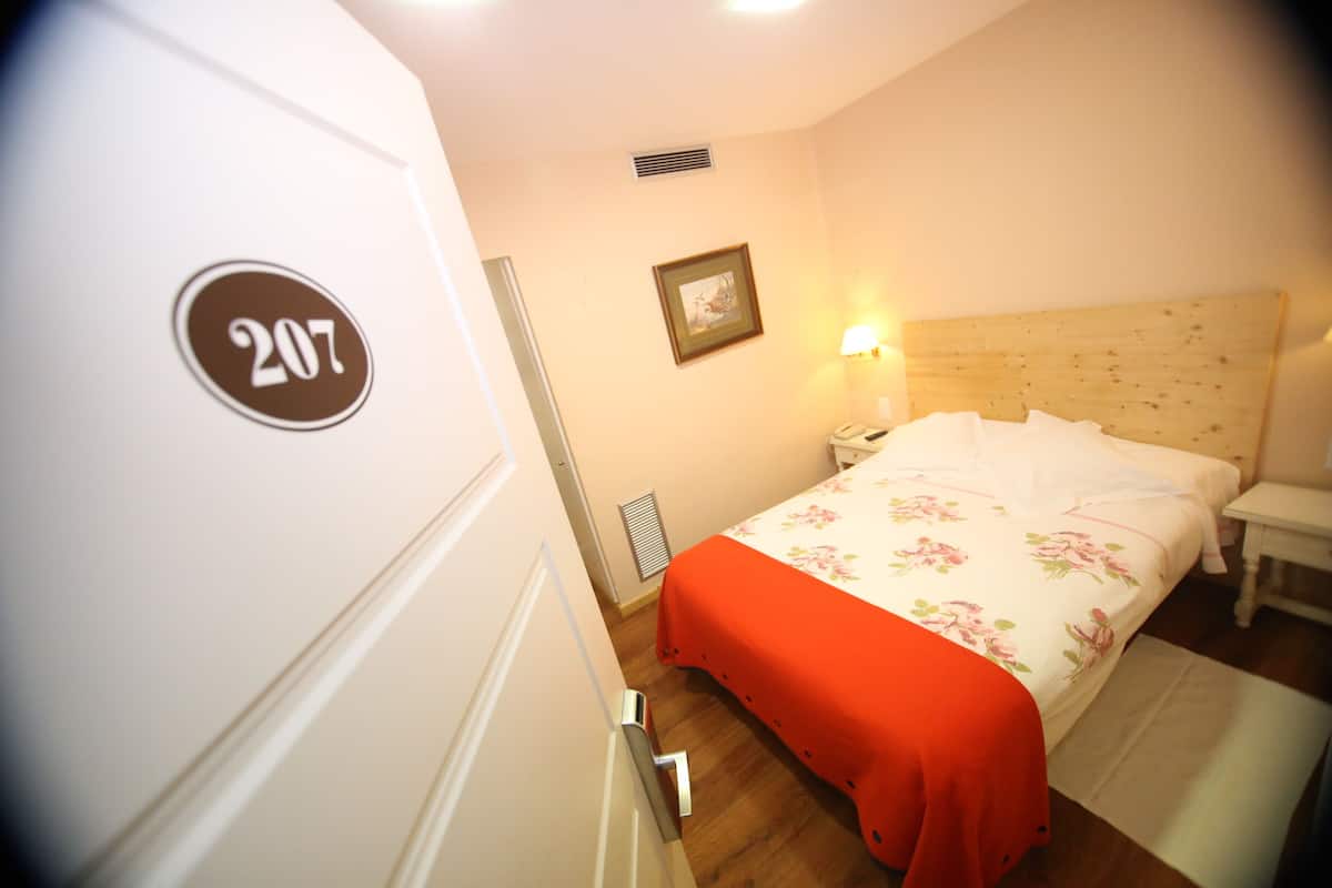 Economy Single Room | In-room safe, desk, soundproofing, WiFi (free)
