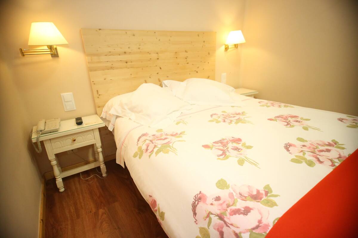 Basic Single Room | In-room safe, desk, soundproofing, WiFi (free)