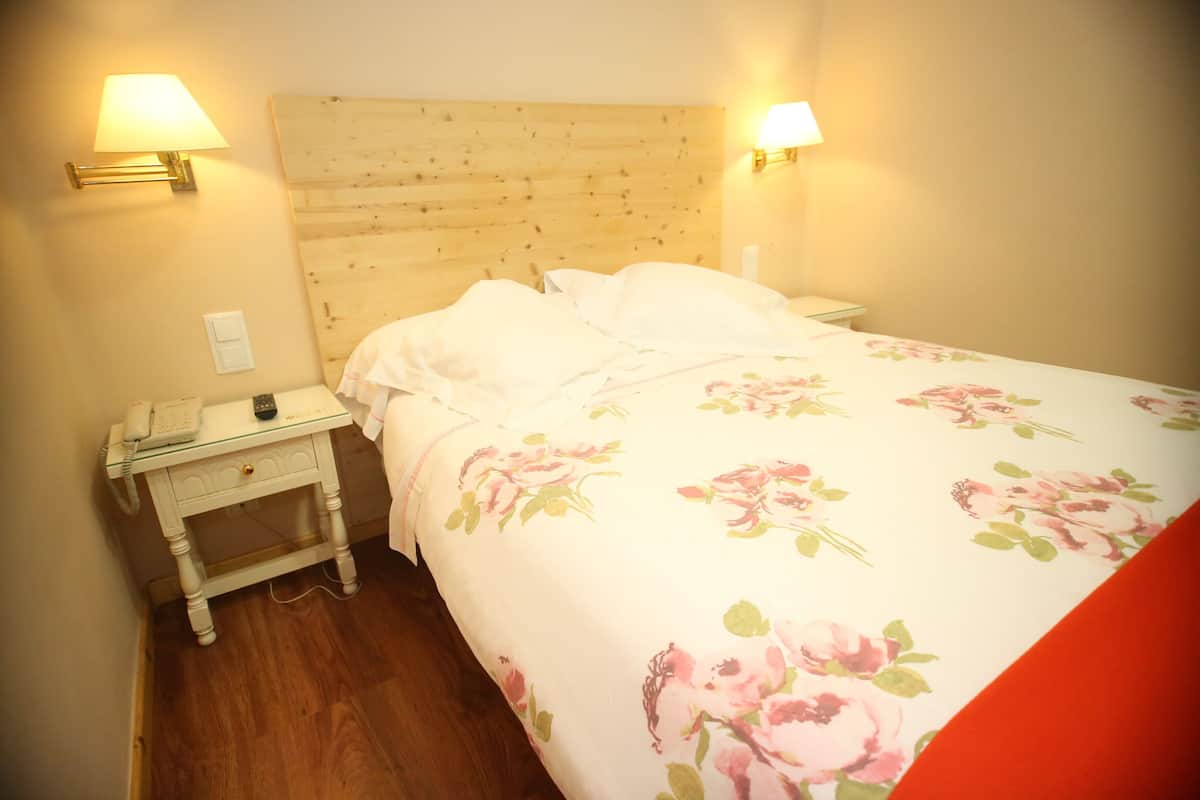 In-room safe, desk, soundproofing, free WiFi