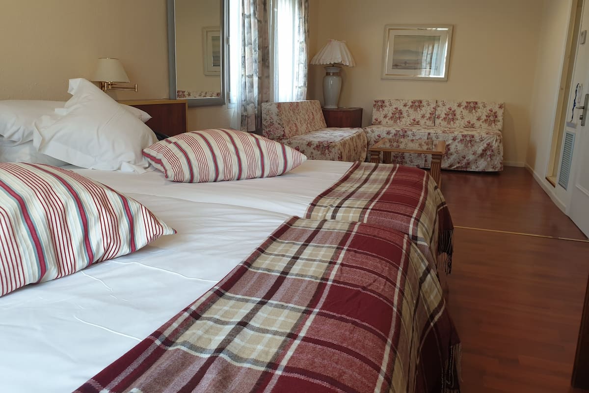 Economy Quadruple Room | In-room safe, desk, soundproofing, WiFi (free)