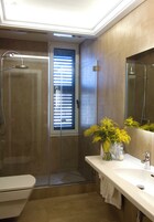 Bañera, artículos de tocador gratuitos, secador de pelo, toallas