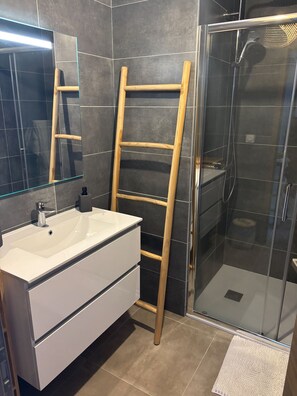 Douche, séchoir à cheveux, serviettes fournies, savon