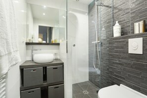 Appartement | Salle de bain | SĂšche-cheveux, savon, shampoing