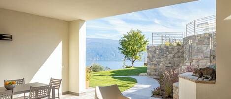 Departamento, vista parcial al lago | Terraza o patio