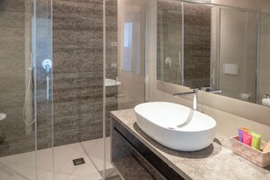 Apartment, Lake View | Bathroom | Shower, hair dryer, bidet, towels - Relais Zenner (Toscolano Maderno)